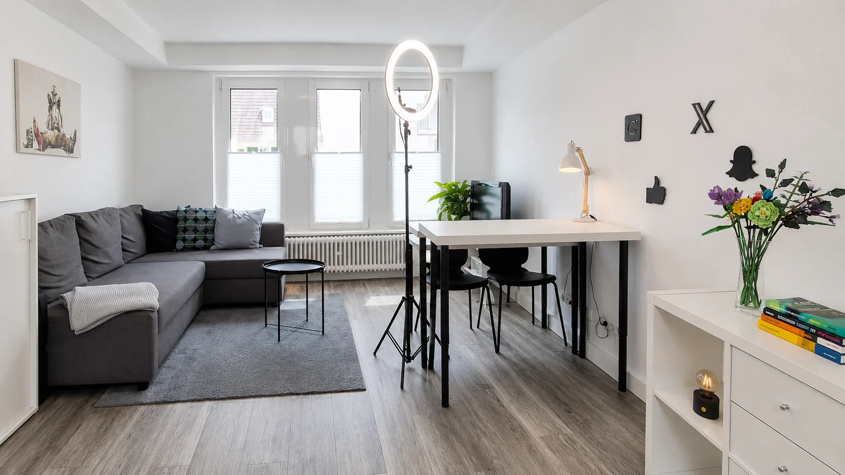 Ruhiger Coachingraum mit Sofa und Setup für Video-Calls, Content-Aufnahmen und vertrauliche Gespräche im K7 Workspace Königstein