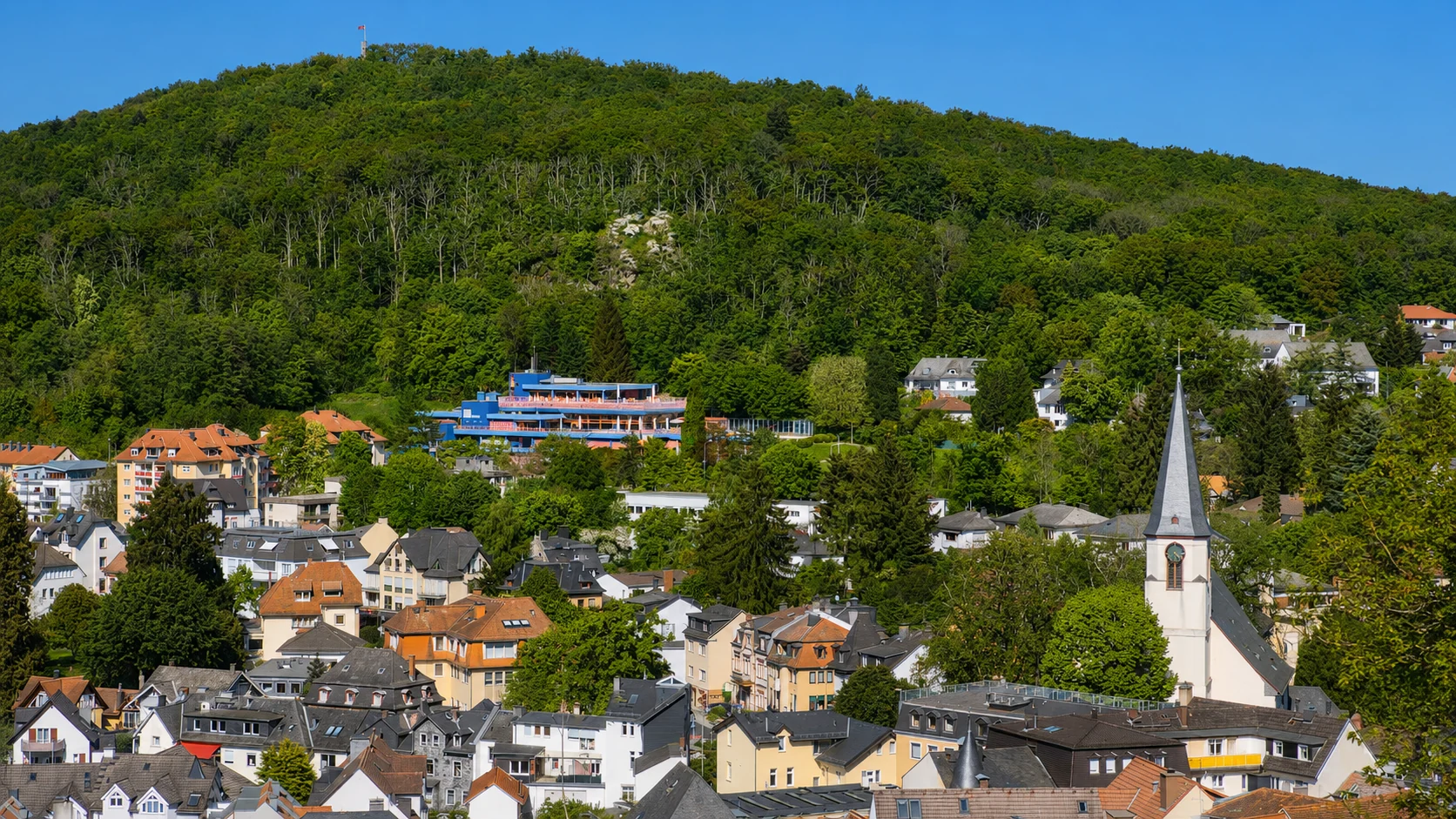 Blick auf Königstein im Taunus mit Altstadt, Kirche und Taunushöhen – Standort des K7 Workspace