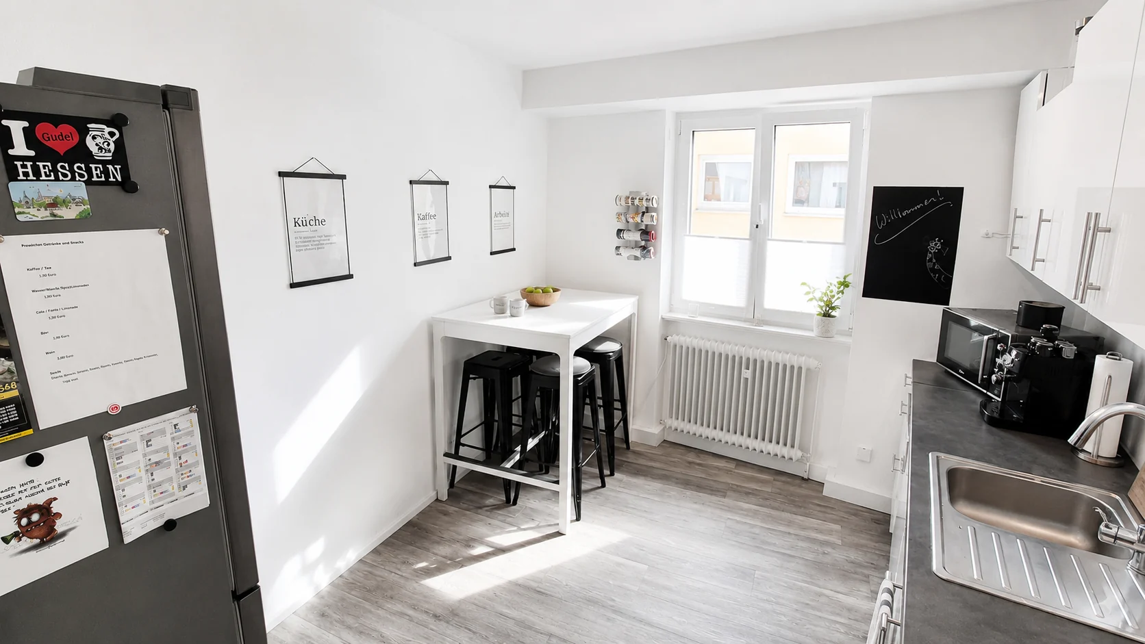 Gepflegte, helle Gemeinschaftsküche mit Kaffeemaschine, Stehtisch und freier Arbeitsfläche im K7 Workspace Königstein